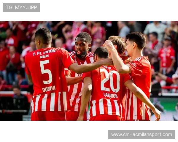 柏林联合逼抢演练里贝克尔多次形成边路爆点