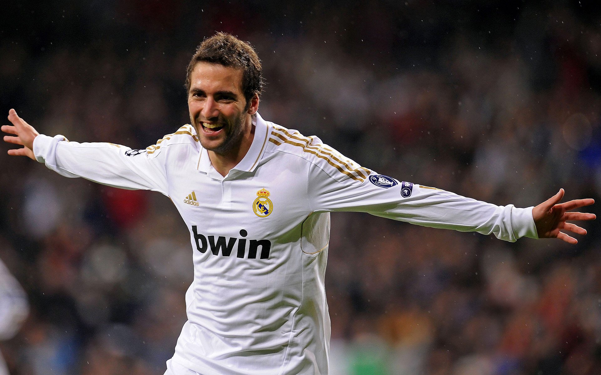 体育新闻中心发布体育记者数字工具包，体育记者连续拍下的一组照片